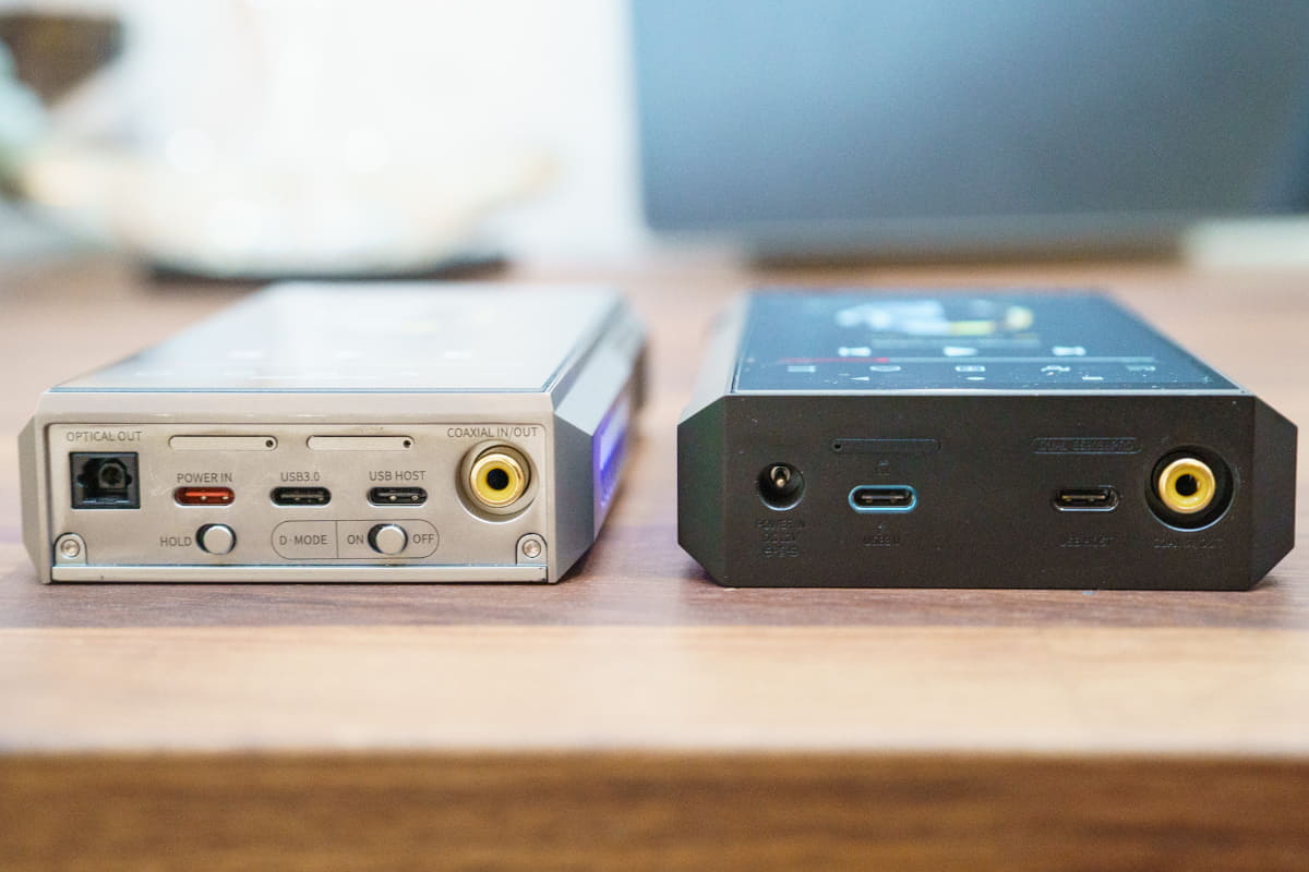左からM27、M17。給電専用のUSB端子や光デジタル出力が追加されているのがわかる