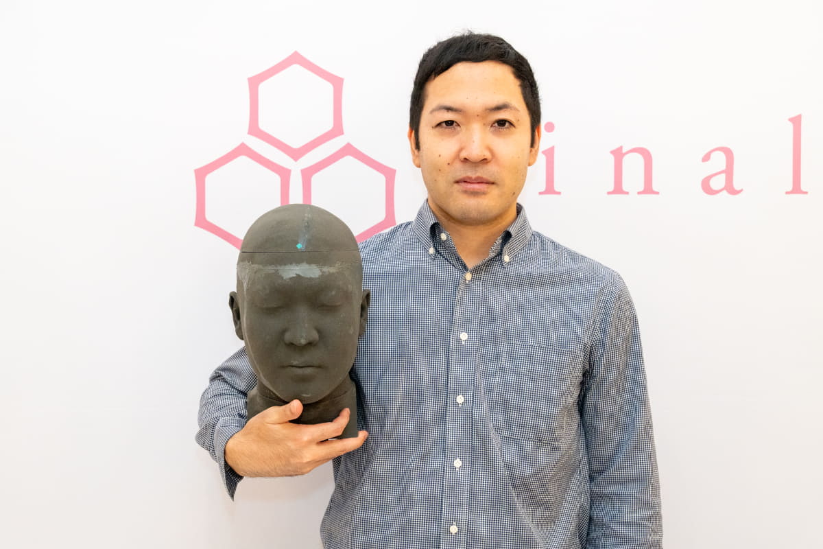 final 技術開発部 秋山俊宏氏と自作のオリジナルダミーヘッド