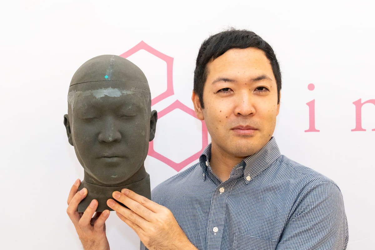 ダミーヘッド部の色や髪の有無で少しわかりにくいが、顔の特徴がしっかり再現されている。ちなみに、頭部が開いて内部にマイクを入れる仕様になっている