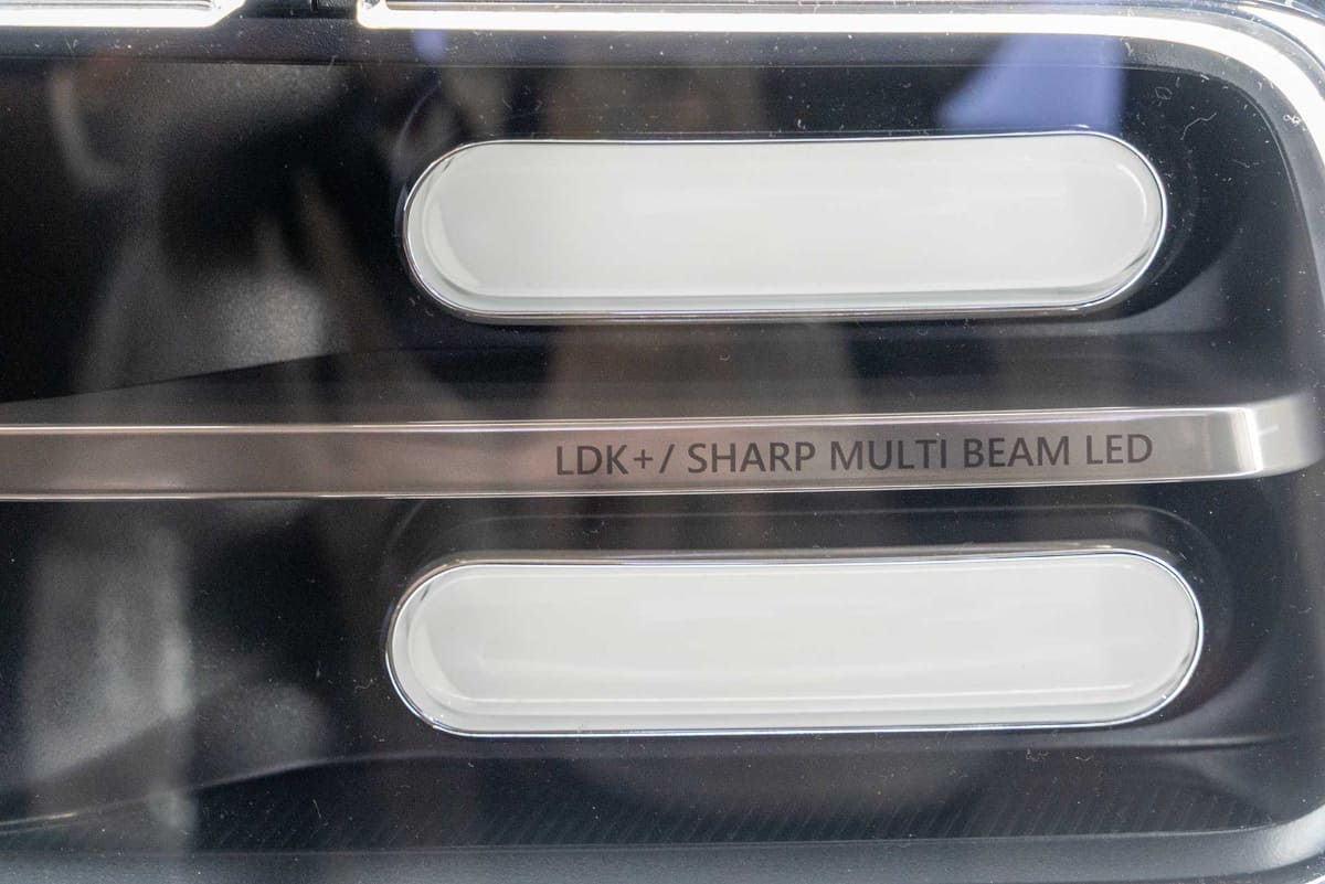 ヘッドライト部には「SHARP MULTI BEAM LED」の文字も