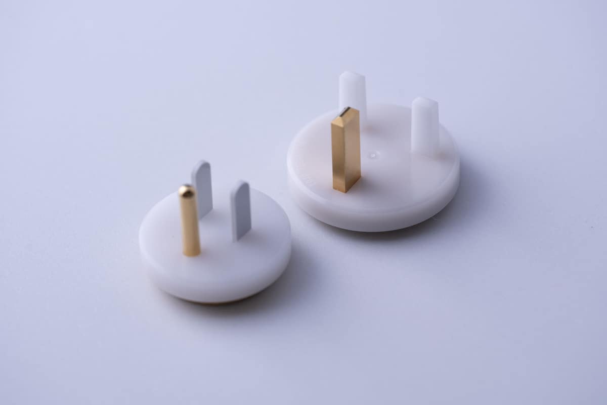 左からNEMAタイプ交換プラグ「Eop-typeNEMA」、UKタイプ交換プラグ「Eop-typeUK」