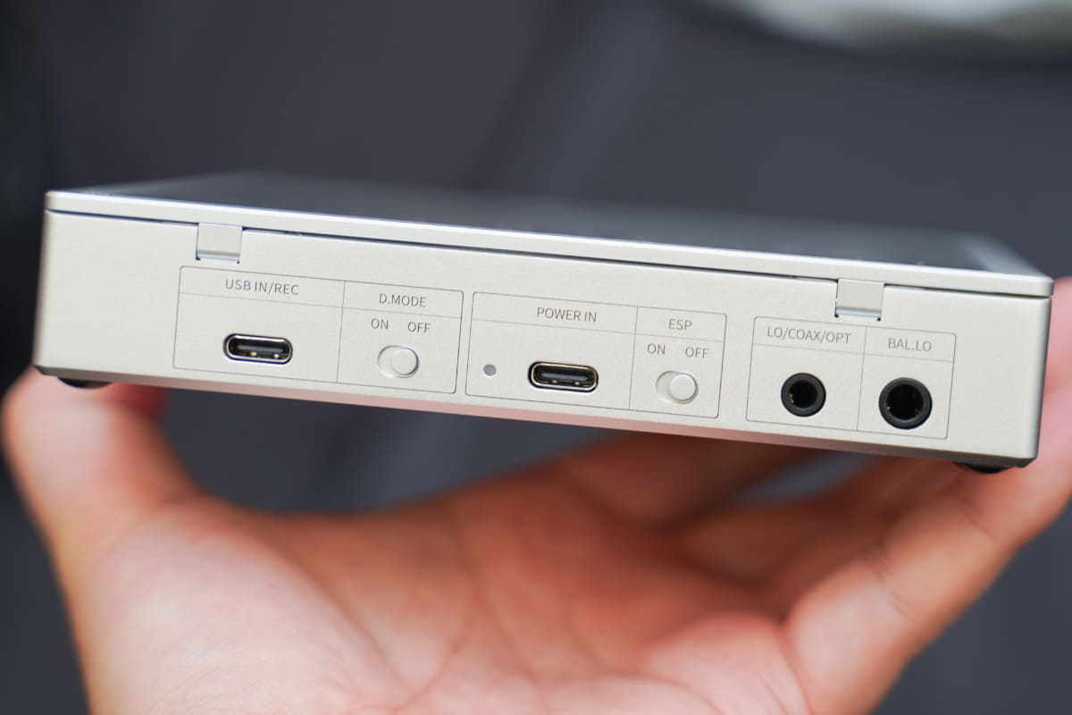 USB DAC機能やBluetooth機能も備えている