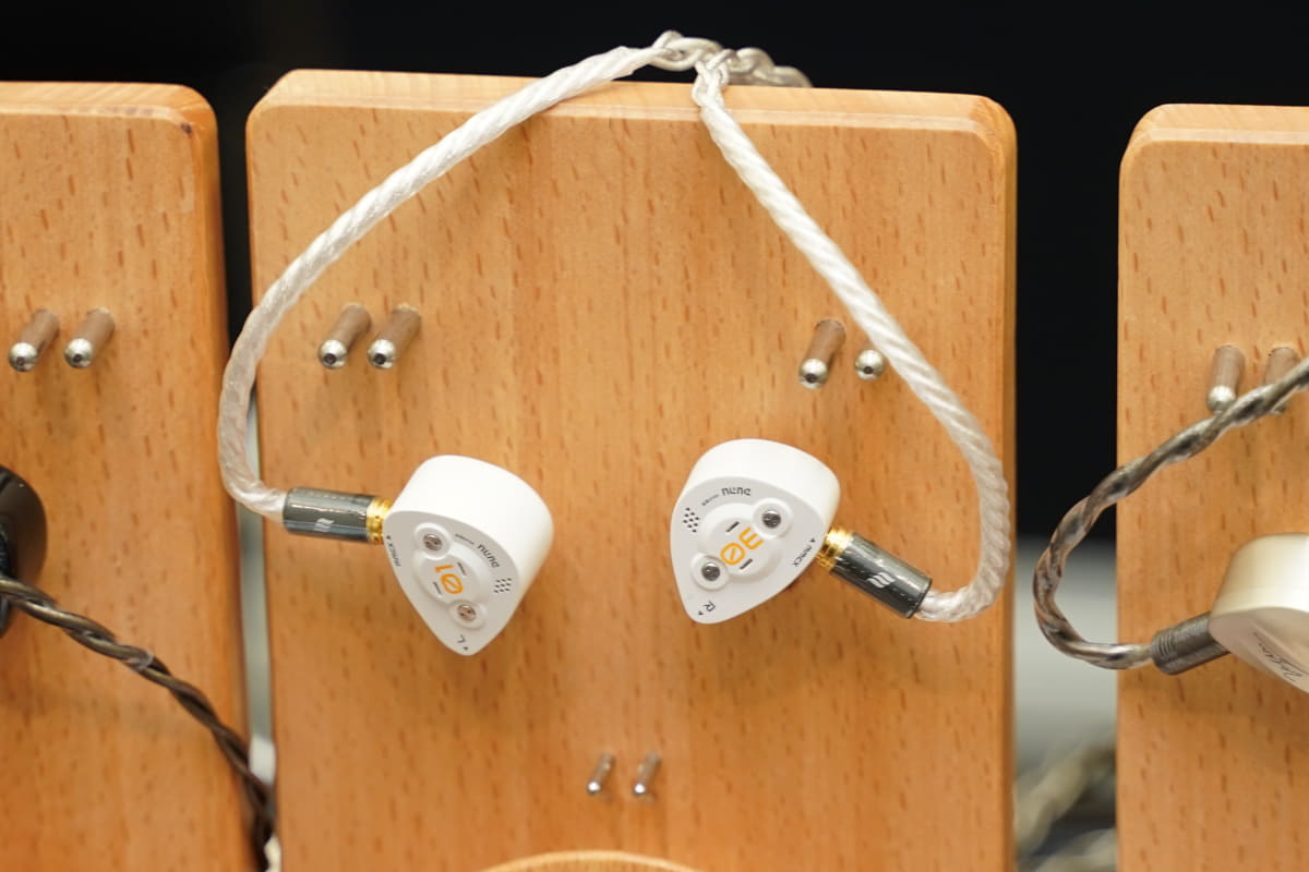 DUNUがEffect Audioとコラボしたイヤフォン「DK3001BD EA」。ケーブルにEffect Audioのロゴが見える