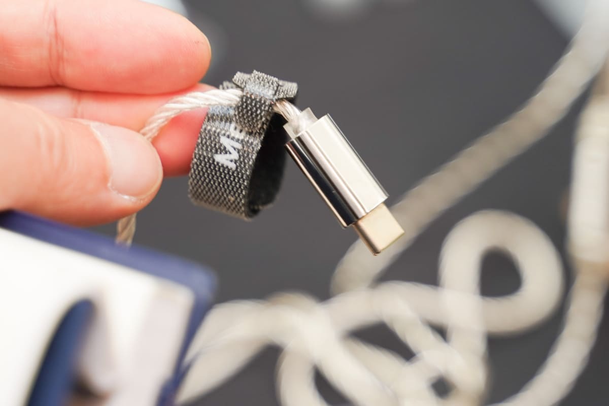 デフォルトでUSB-Cプラグのボリュームコントロール付きマイクケーブル(2pin)を採用