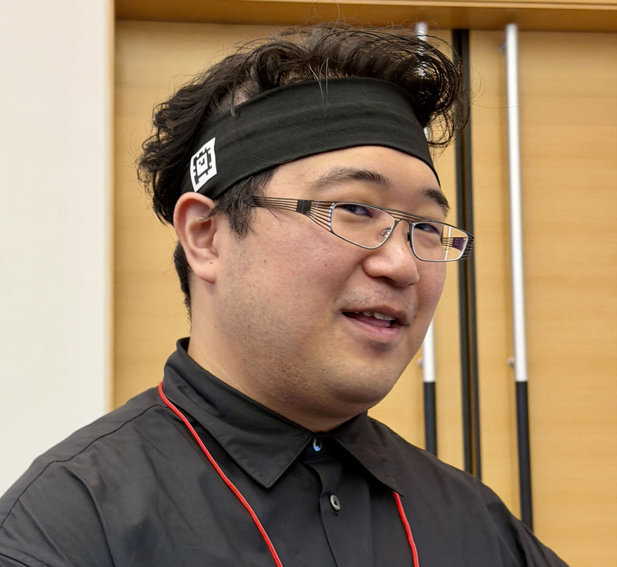 ARマーカーの印刷されたヘッドバンドを装着したクマさん