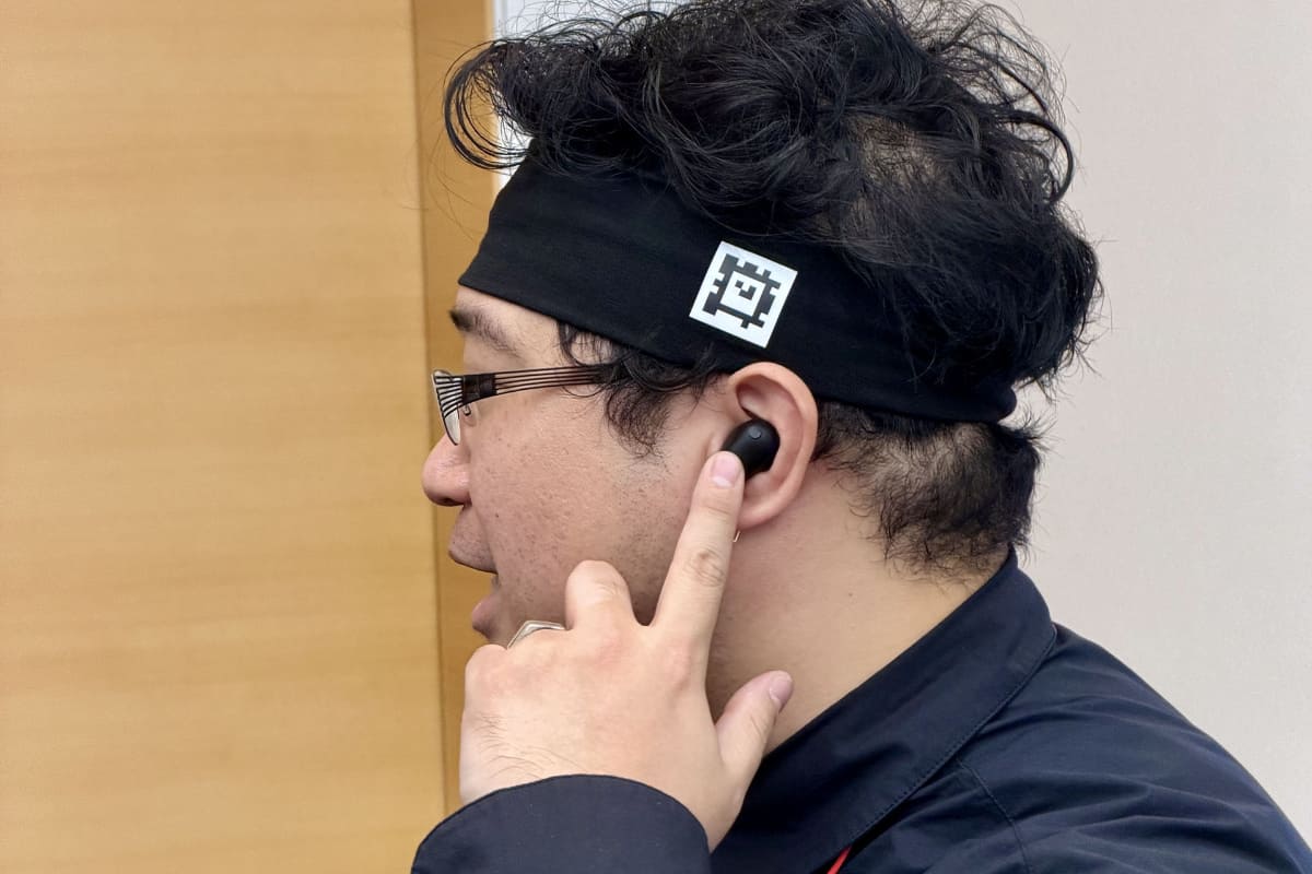 イヤピースを外したイヤフォンを抑えて測定