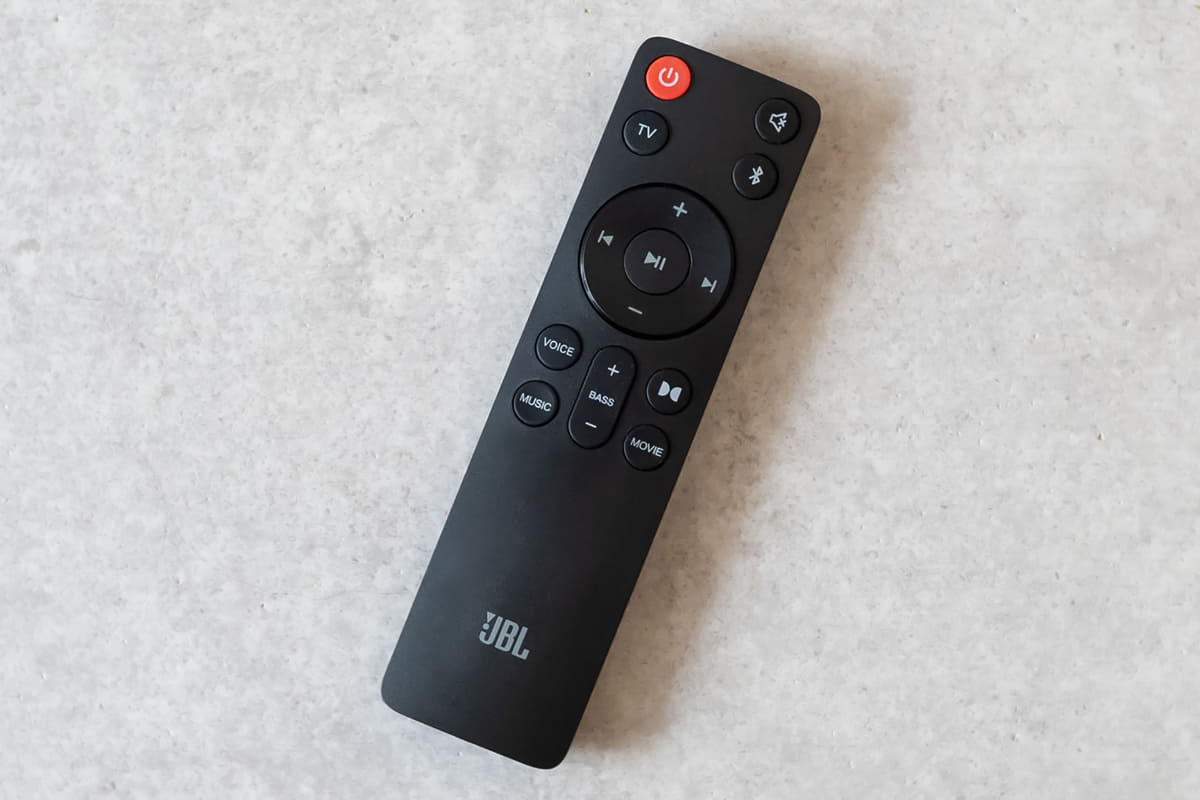 操作は基本的にリモコンから行なう。1ボタン1機能が割り振られているので迷わず使えるはずだ