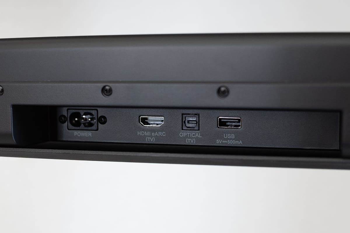 背面端子部はHDMI×1、光デジタル×1、USB-A×1というシンプルな構成になっている