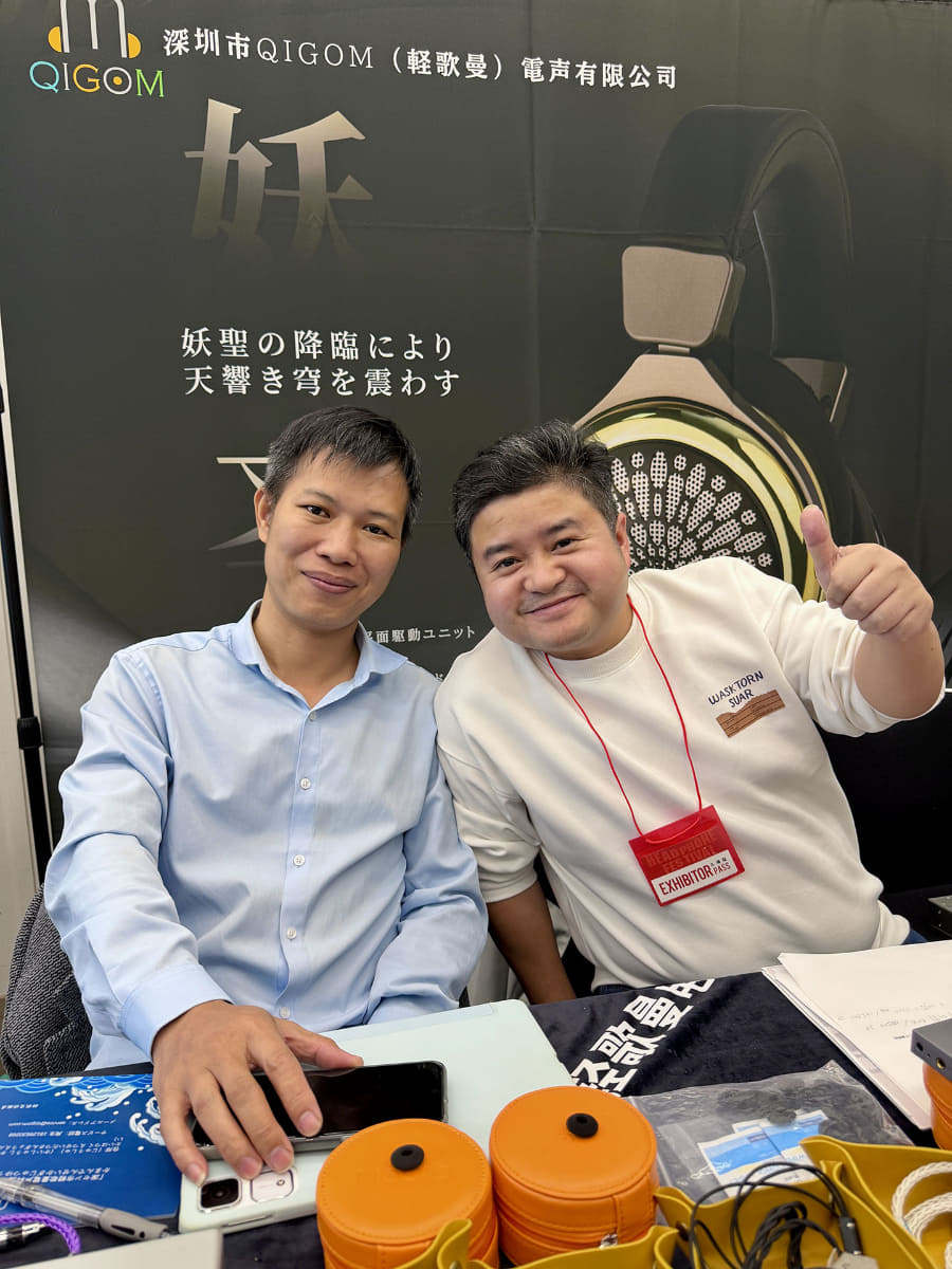 QIGOM。左から開発の張さん、社長の周さん