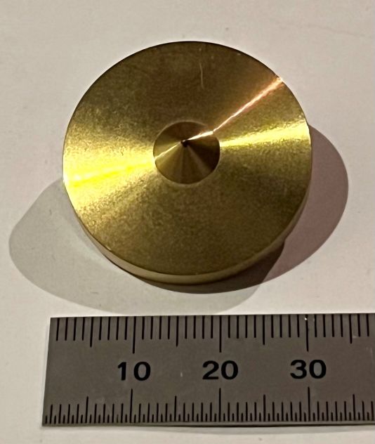 30mm径の真鍮製ピン支持円盤。メーカーは不詳。ピン先端部の微小な面積と円盤の面積の比は大きい