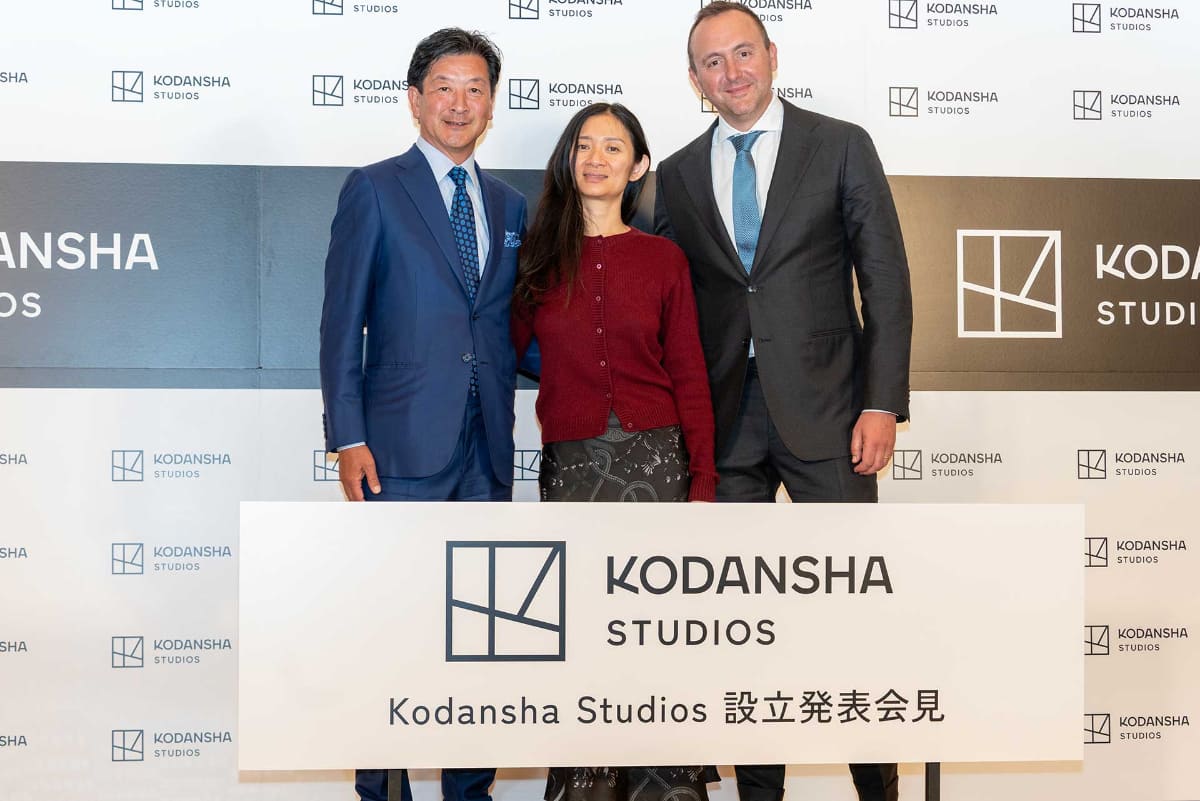 左から講談社の野間省伸代表取締役社長、クロエ・ジャオ氏、ニコラス・ゴンダ氏
