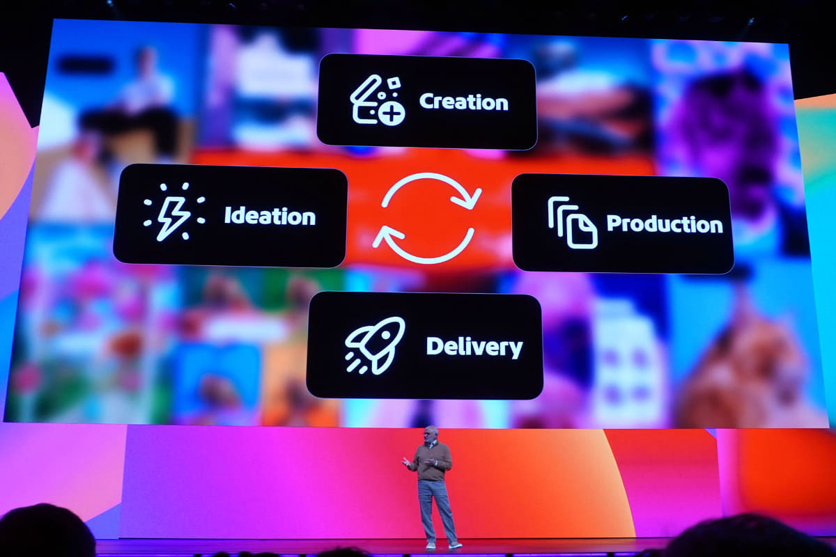 キーノート冒頭で挨拶するAdobe CEO、シャンタヌ・ナラヤン氏
