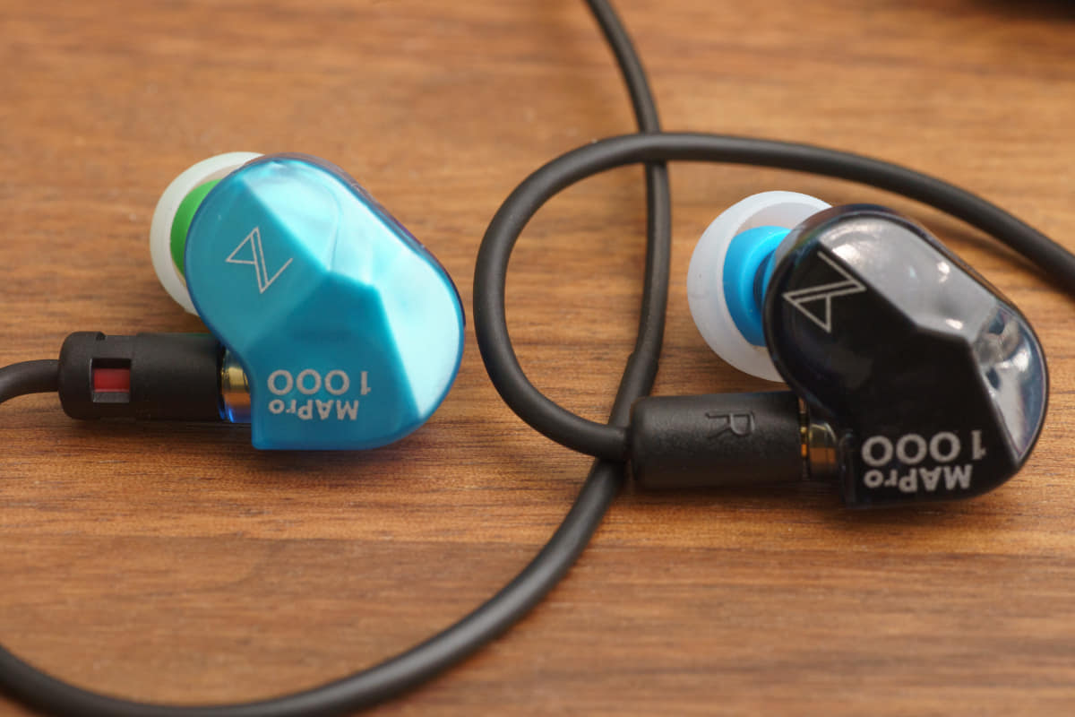 左がMAPro1000 II、右がMAPro1000。MAPro1000 IIのケーブルには右である事を示す赤色が入っており、瞬時に見分けられる