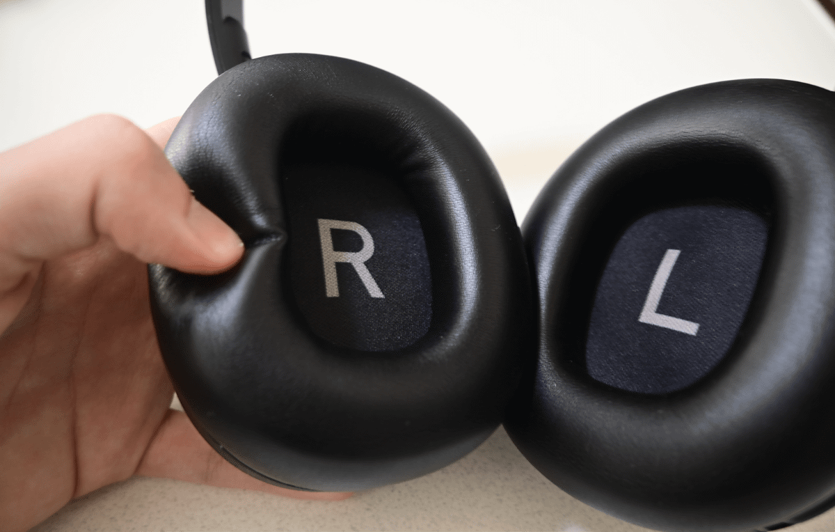 イヤーパッドの弾力はしっかりある