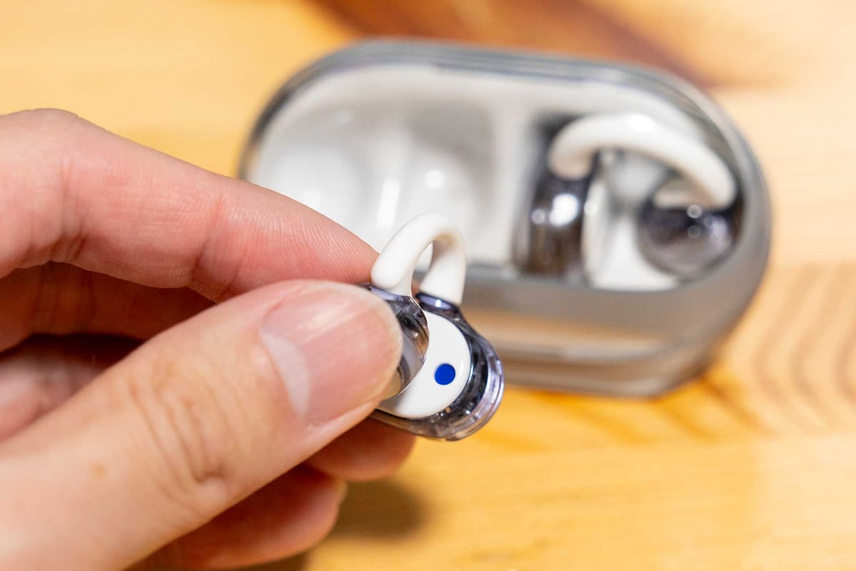 9月に登場したJBLのイヤカフ式「Soundgear Clips」。こちらも自動識別機能はなく、イヤフォンに「赤/青」の色塗りがある