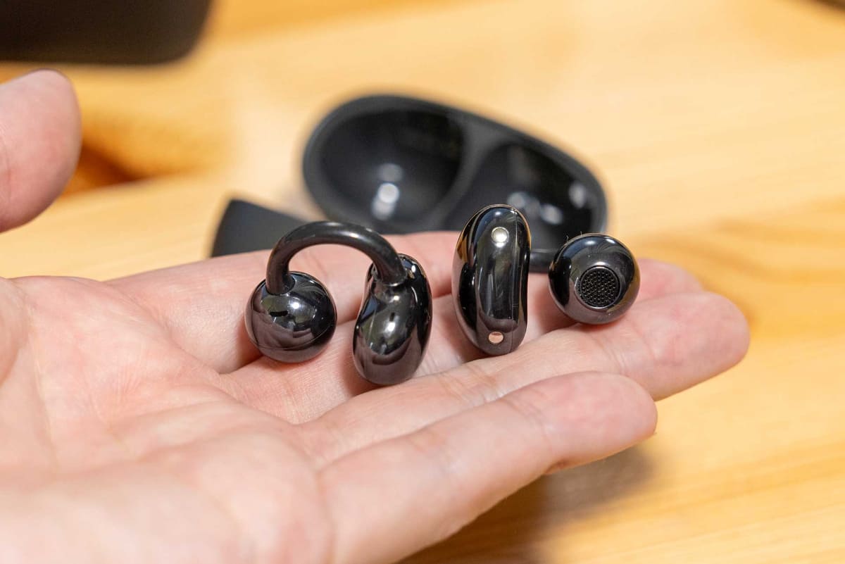 筆者が普段使っているイヤカフ式イヤフォンのひとつ、ファーウェイ「FreeClip」。イヤフォンは左右どちらも同じデザイン