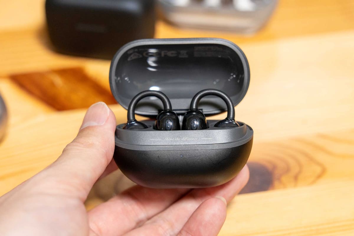 SOUNDPEATS「UUイヤーカフ」も左右自動認識機能がついているが、ケースの格納位置と取り出し順で左右が割り当てられる
