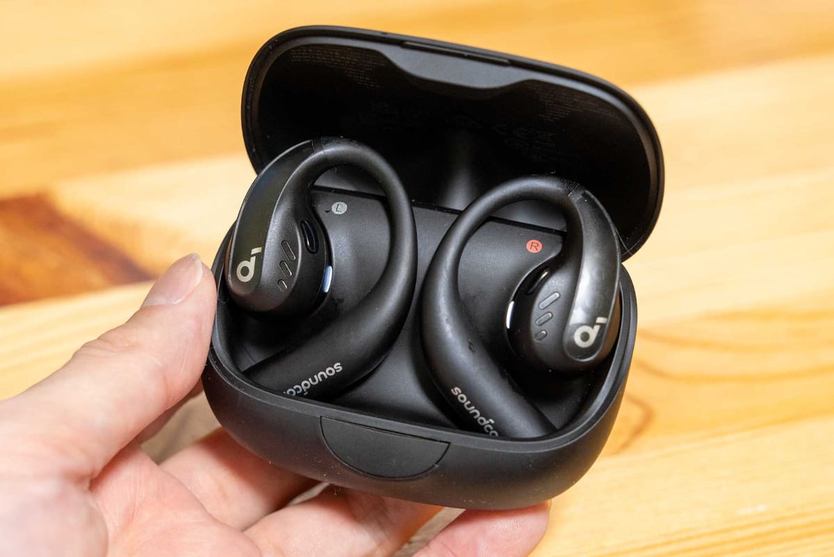 同じ“ながら聴きイヤフォン”でも耳掛け式は、見た目でも左右どちらのイヤフォンかを簡単に区別できる