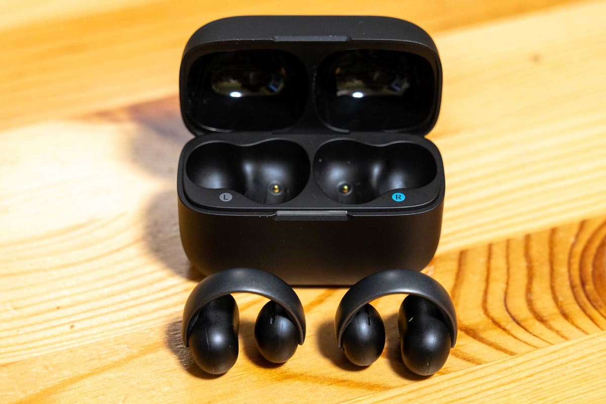 アンカーのイヤカフ式イヤフォンのひとつ「Soundcore Aeroclip」。イヤフォンは左右同じデザインだが……