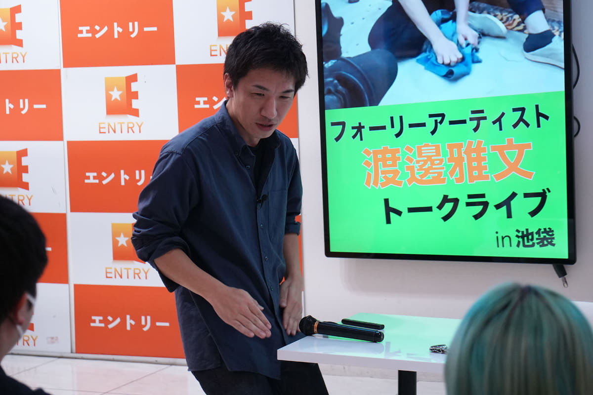 膝を両手で叩く渡邊氏。本当にヘリの音のように聞こえる！