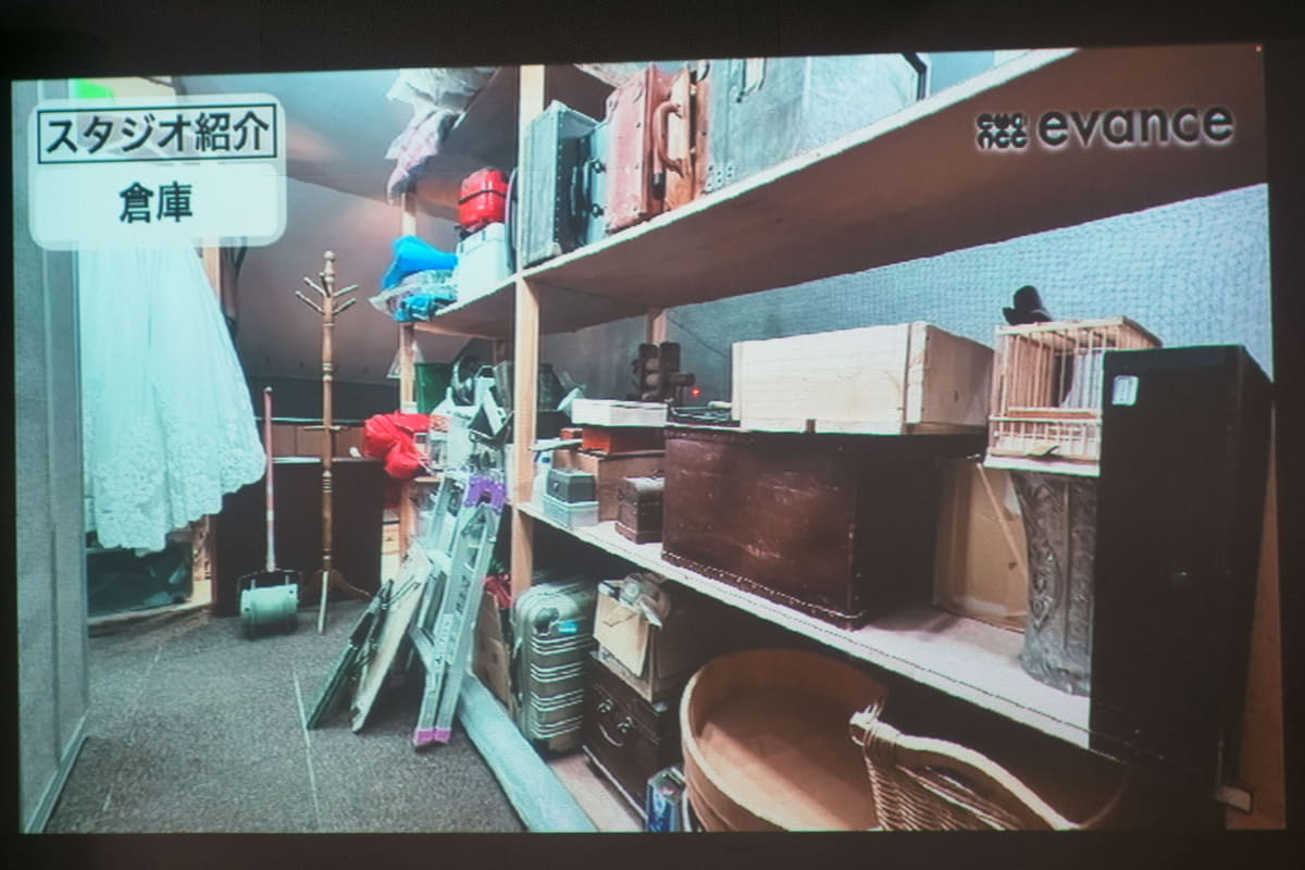 使わなくなったウェディングドレスから農機具まで、様々な効果音道具が用意された倉庫