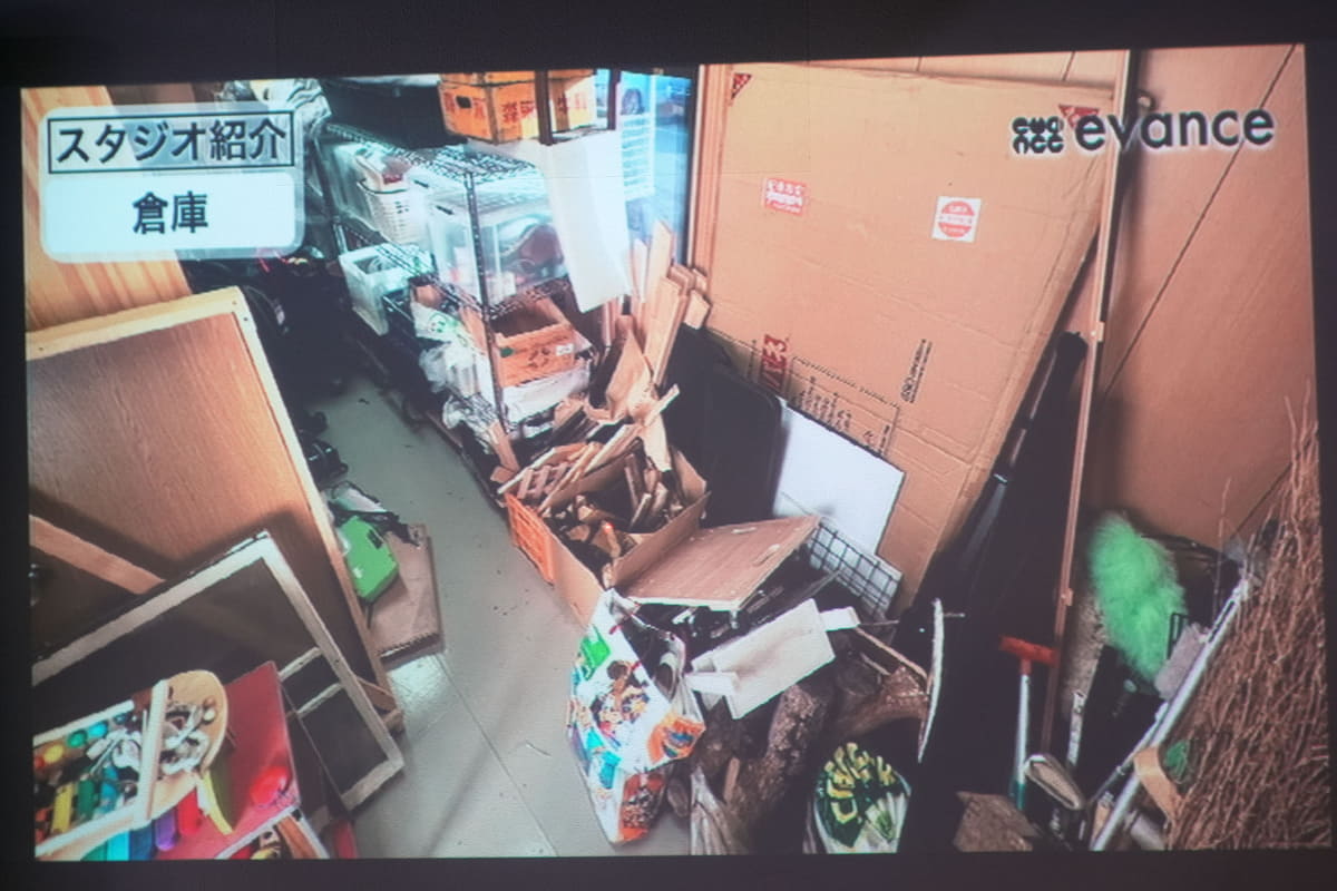 使わなくなったウェディングドレスから農機具まで、様々な効果音道具が用意された倉庫