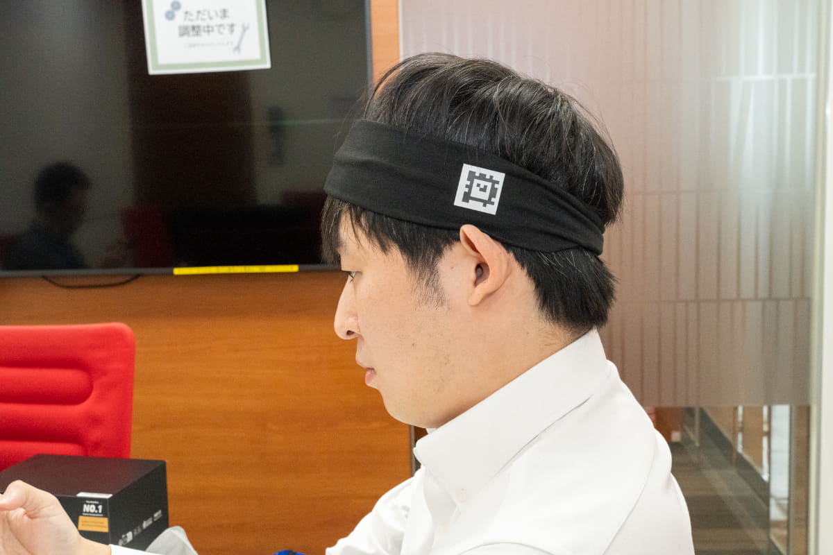 バンドを装着。マーカーは耳の近くに来るように付ける