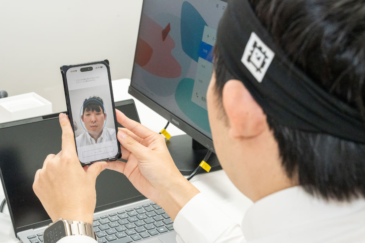 顔のスキャンをしているところ