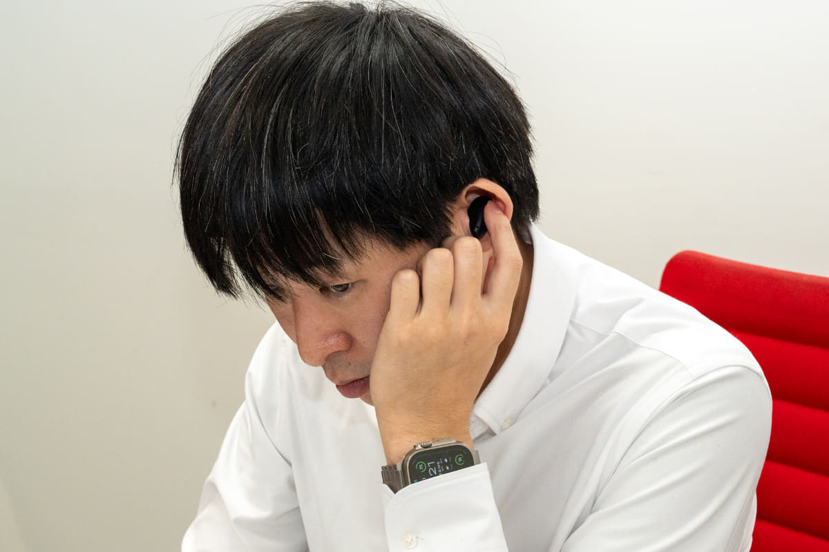 イヤーピースを外しているので軽く押さえておく必要がある