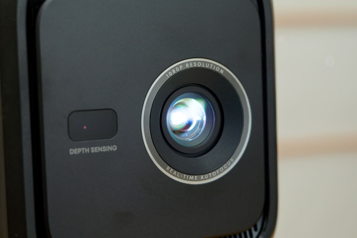 650ANSIルーメンの輝度をもつLED光源、解像度はフルHD