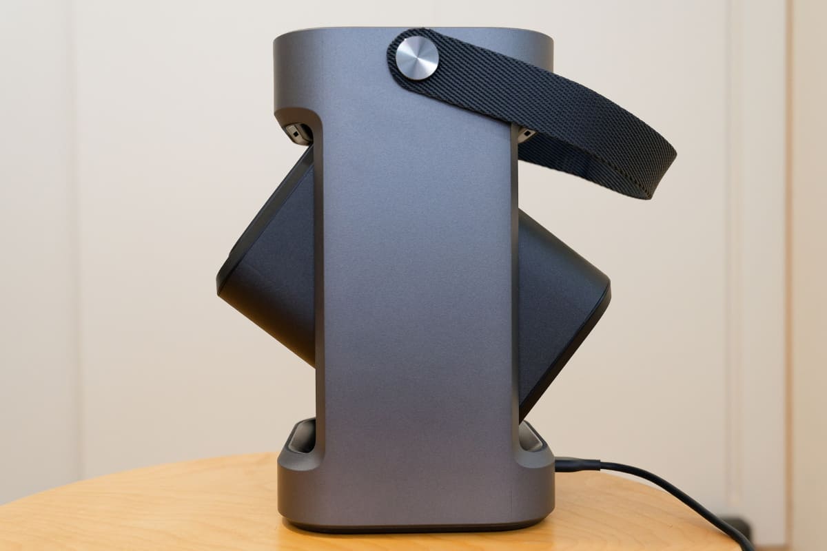 斜め下から斜め上まで、約130度の範囲で角度調整可能