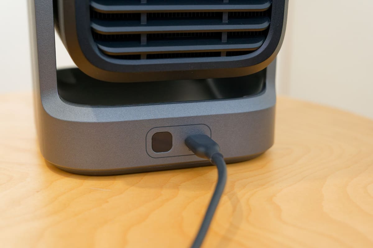 付属品類。折りたたみ式のコネクタを備えた100W急速充電器も付属し、これを使って本体に給電する