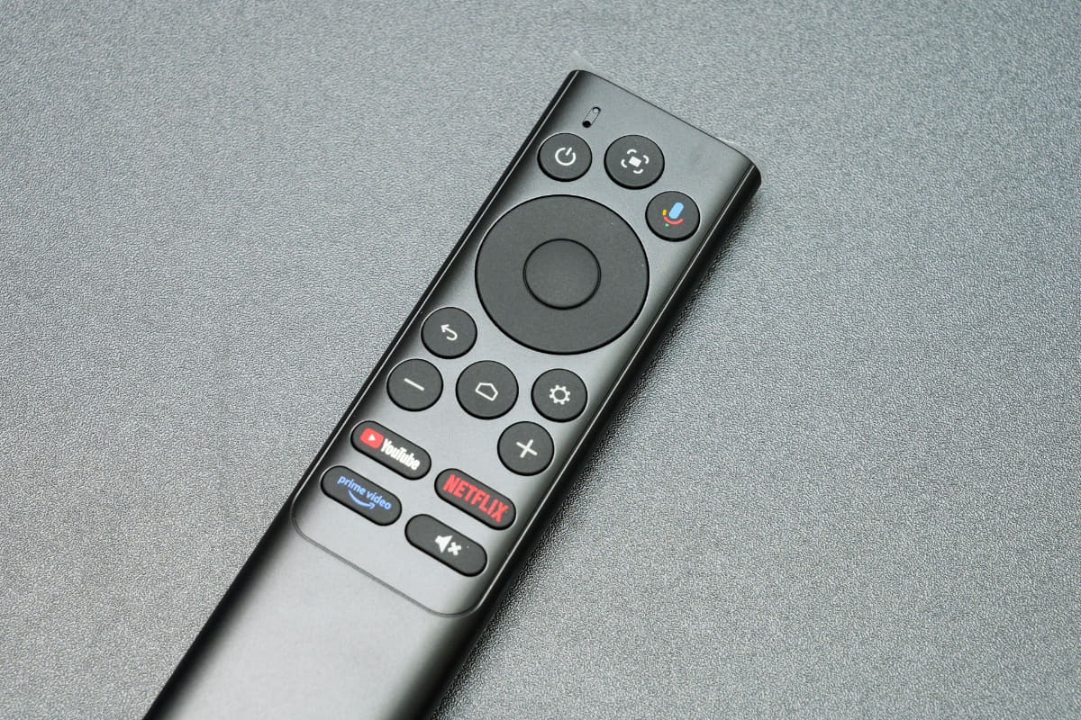 付属リモコンには主要な動画サービスのショートカットボタンや音声入力機能がある。ただスクリーンキーボードから文字入力して検索するのはちょっとだけ面倒。そんな時は、Nebula Connectアプリを使い、スマホのから文字を打てるのが便利だ