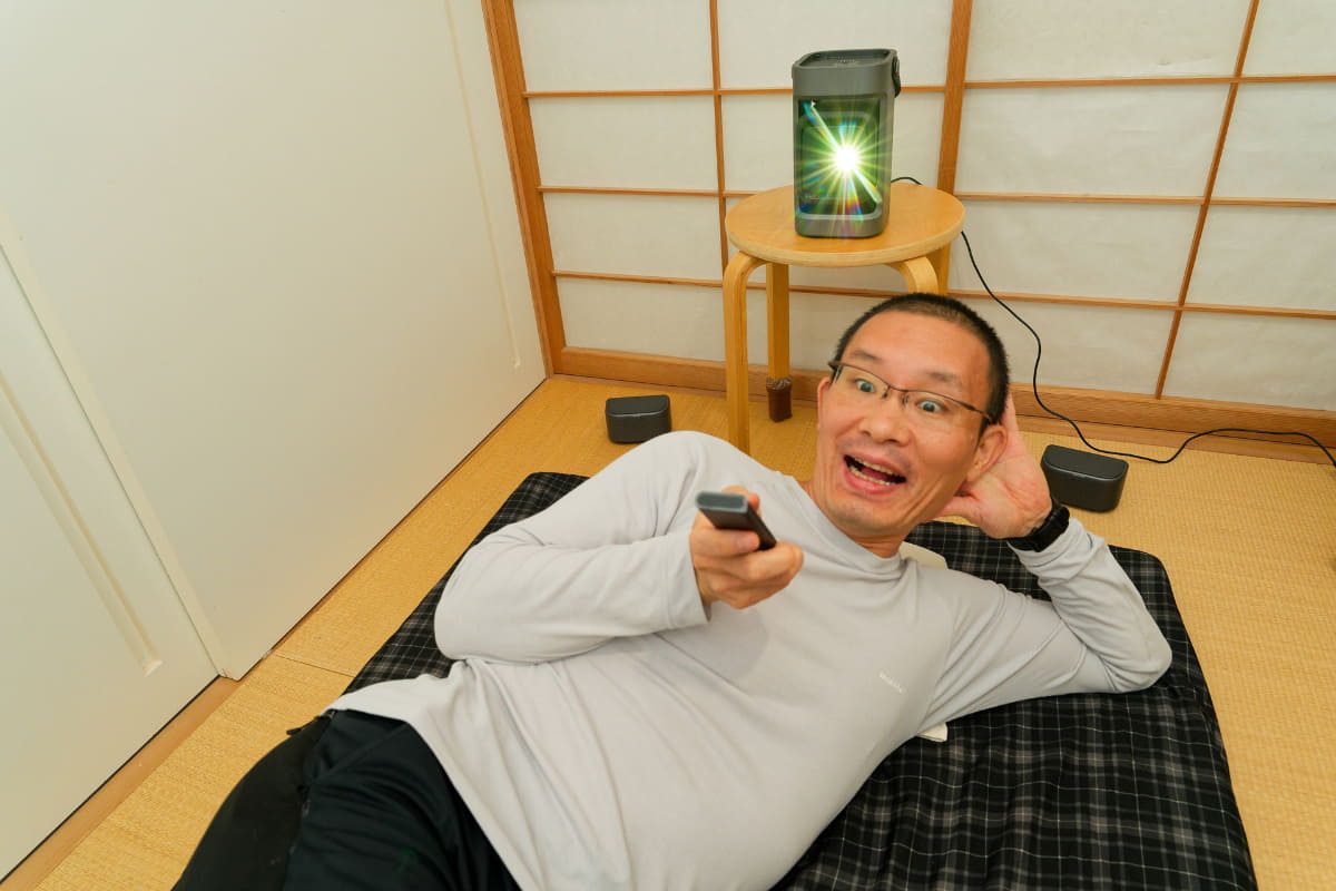 枕元にスピーカーを置けば音量を抑えて楽しめる。置く場所がなければスピーカーは本体にドッキングした状態でもよし