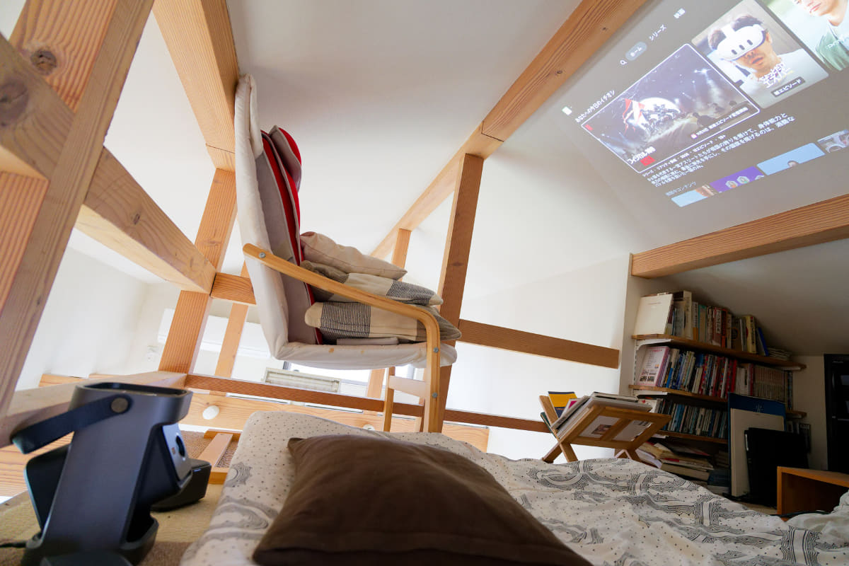 ロフトの斜め天井に投影したところ