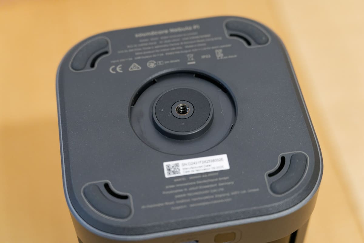 本体底面にはカメラなどで使われているのと同じねじ穴が