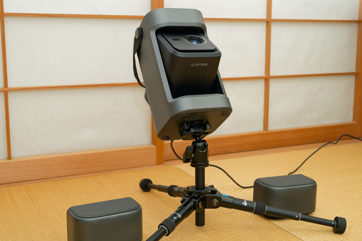 三脚に固定すれば真上の天井にも投影できる