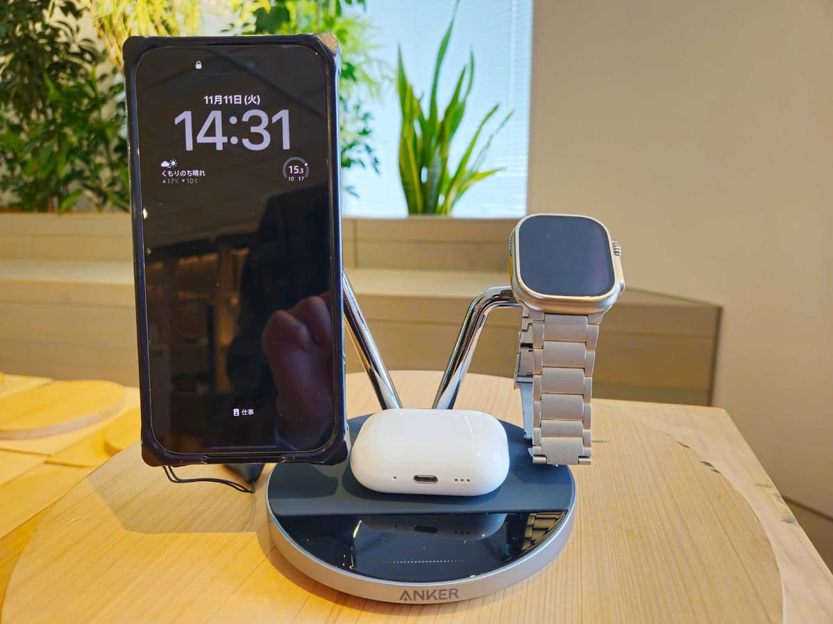 スマホ、Apple Watch、ワイヤレス対応のワイヤレスイヤフォンをまとめて充電できる