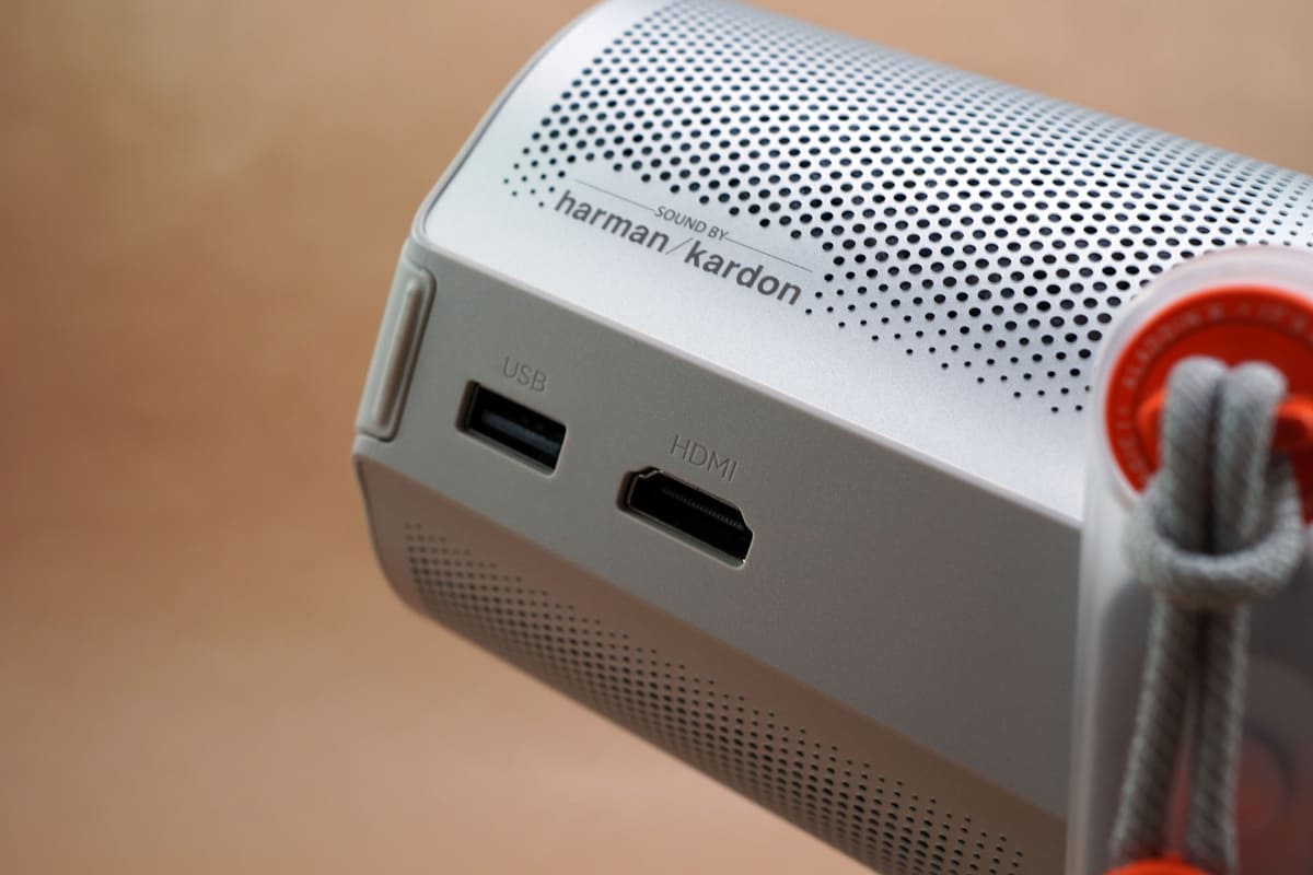 側面のUSBとHDMI端子。収納時にはアーム部で保護される
