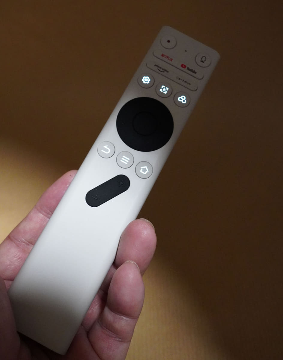 手前に傾けるとバックライトが点灯するメインリモコン