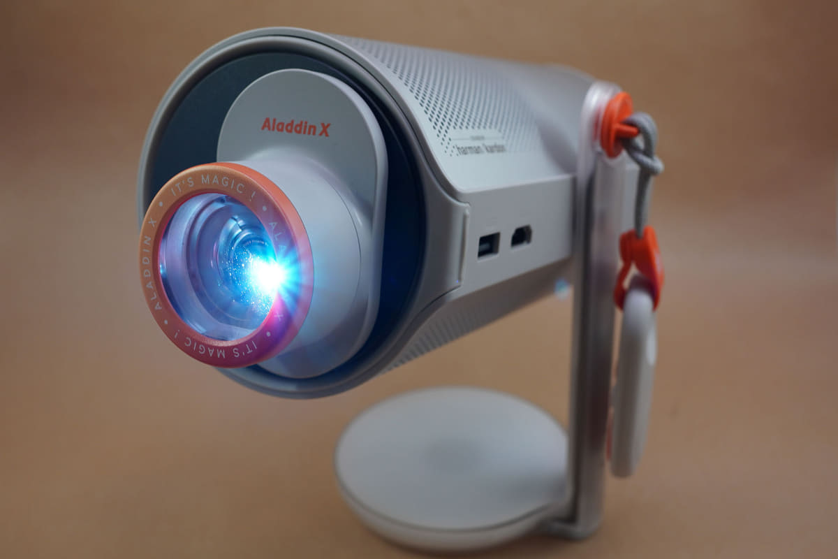 Aladdin Lensはマグネットで固定される