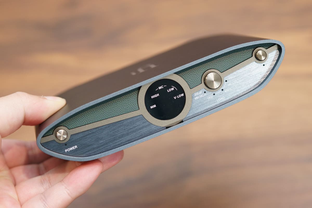 ZEN Phono 3。底面よりも天面の方が大きくなっているユニークな筐体デザイン
