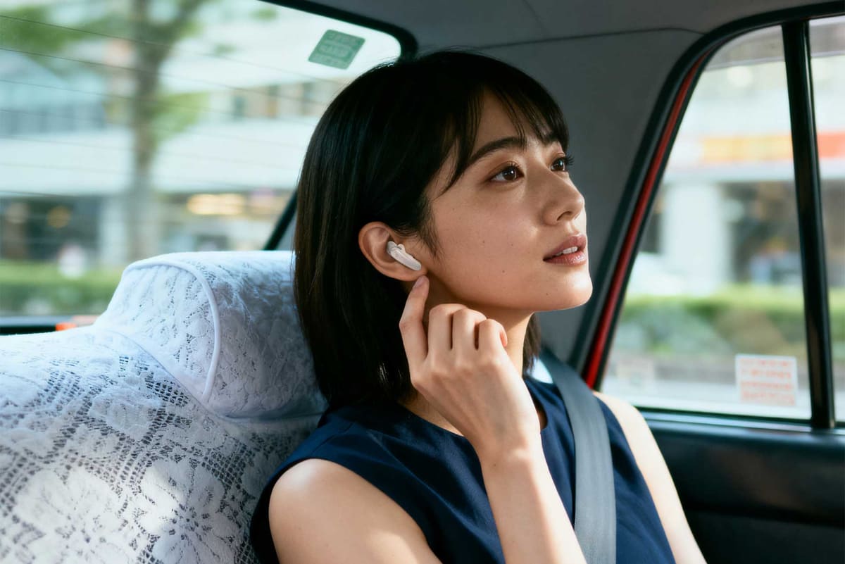 イヤフォンには取り外せるイヤーウィングを備える