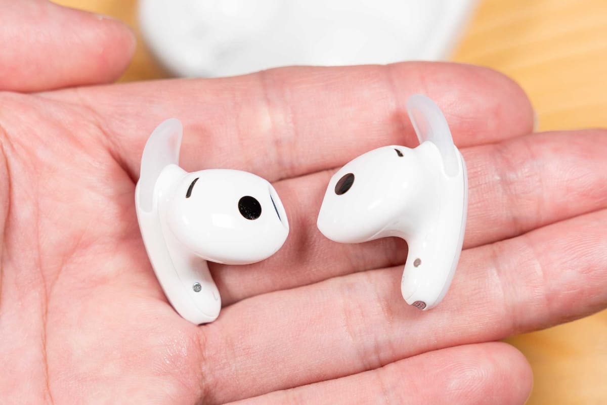 イヤフォンには取り外せるイヤーウィングを備える