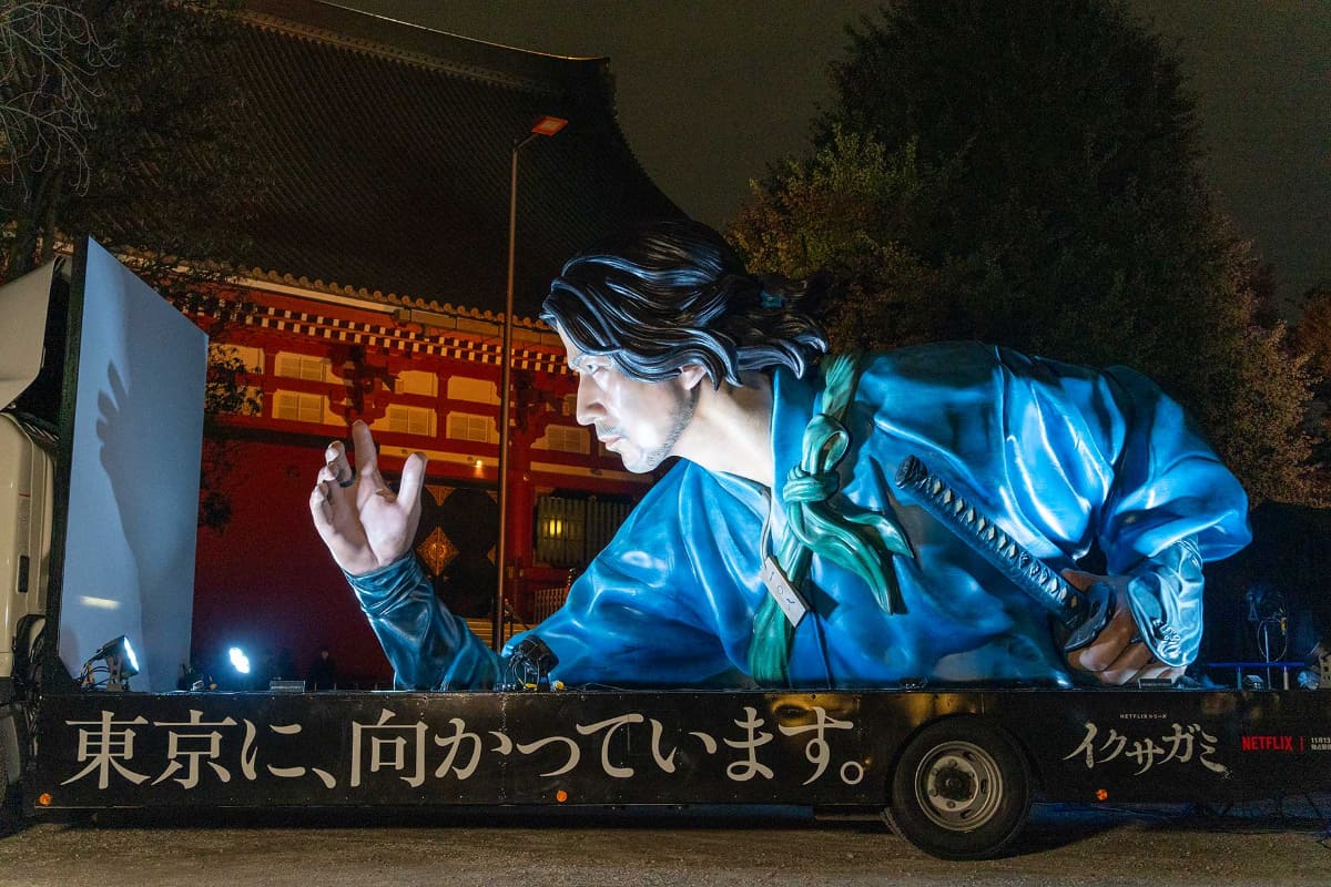 岡田准一演じる嵯峨愁二郎の巨大オブジェも登場した