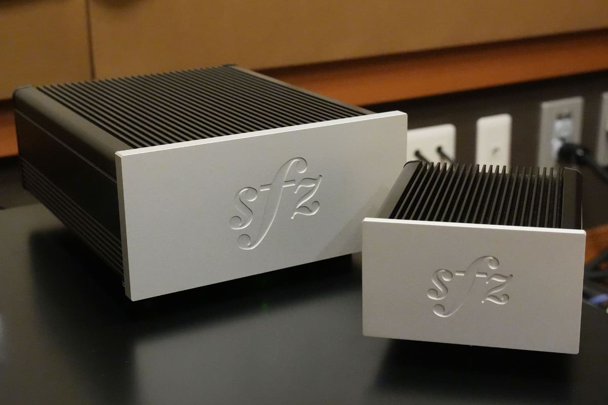 左からDST-Draco、DST-Lacerta。ディスクリート構成のリニア電源を搭載したことで、筐体も大きくなった