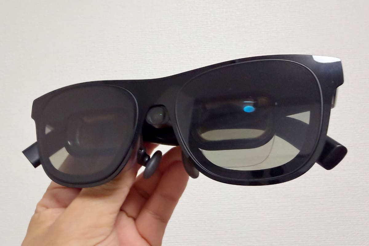 ライバルのXREAL One Proとも比較。写真のモデルでは、別売の「XREAL Eye」も組み合わせている