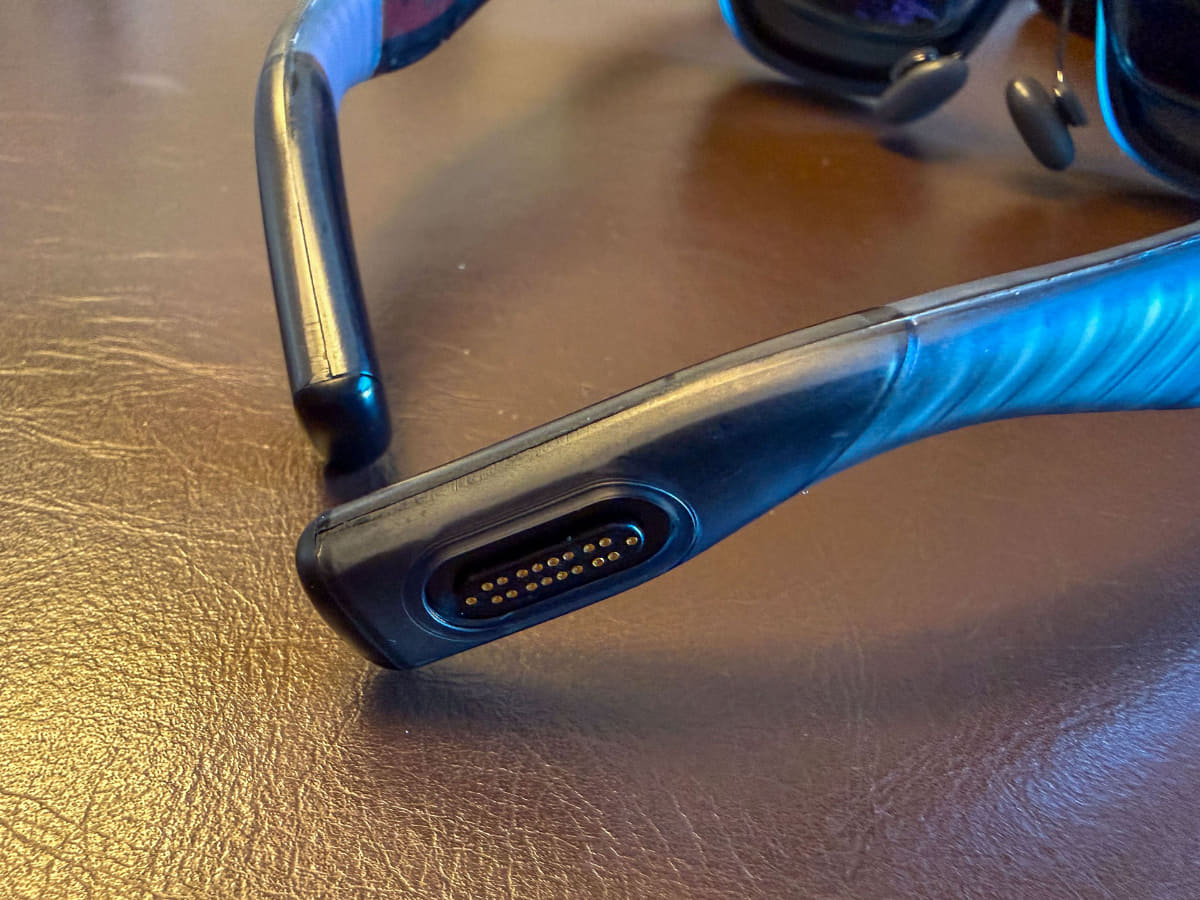 マグネットで接続する専用のケーブルを使い。USB Type-CでPCなどと接続