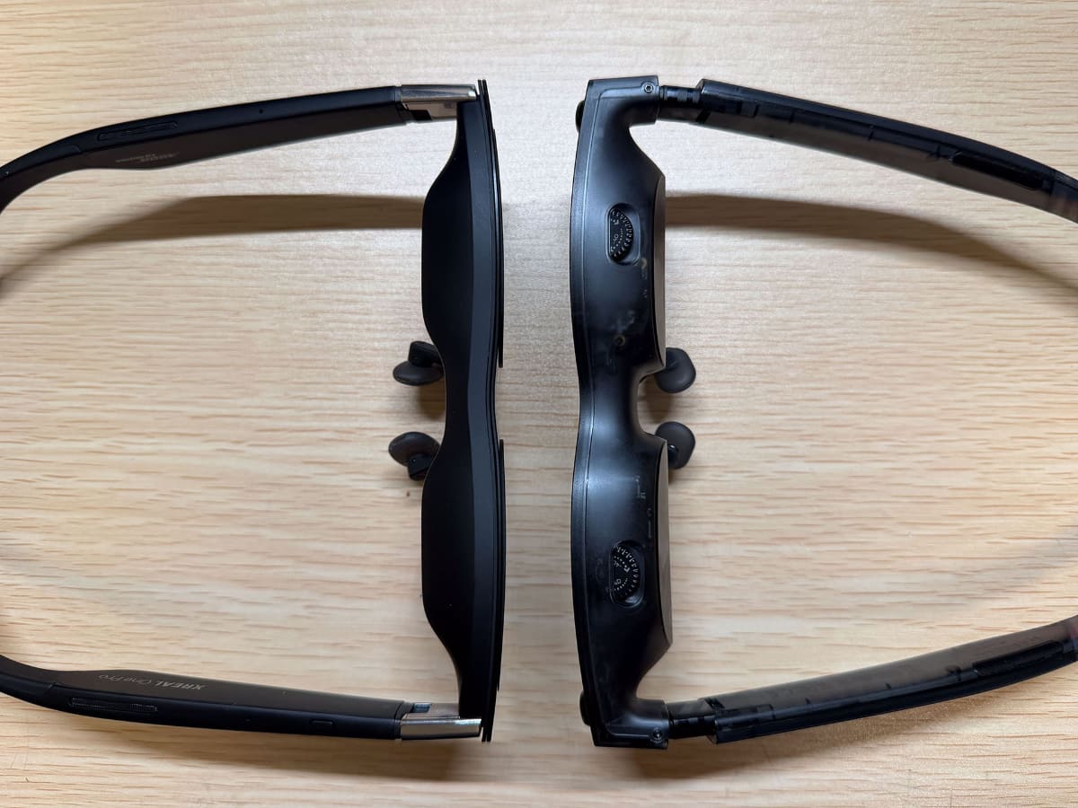 左がXREAL One Pro。接眼部は薄いが、視度調節機能は入っていない