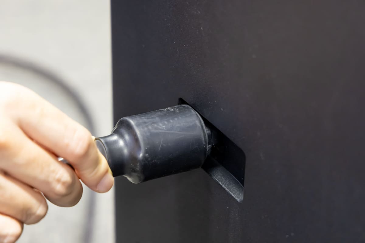 インレット部分に凹みがあり、丸型のプラグが挿さらないという